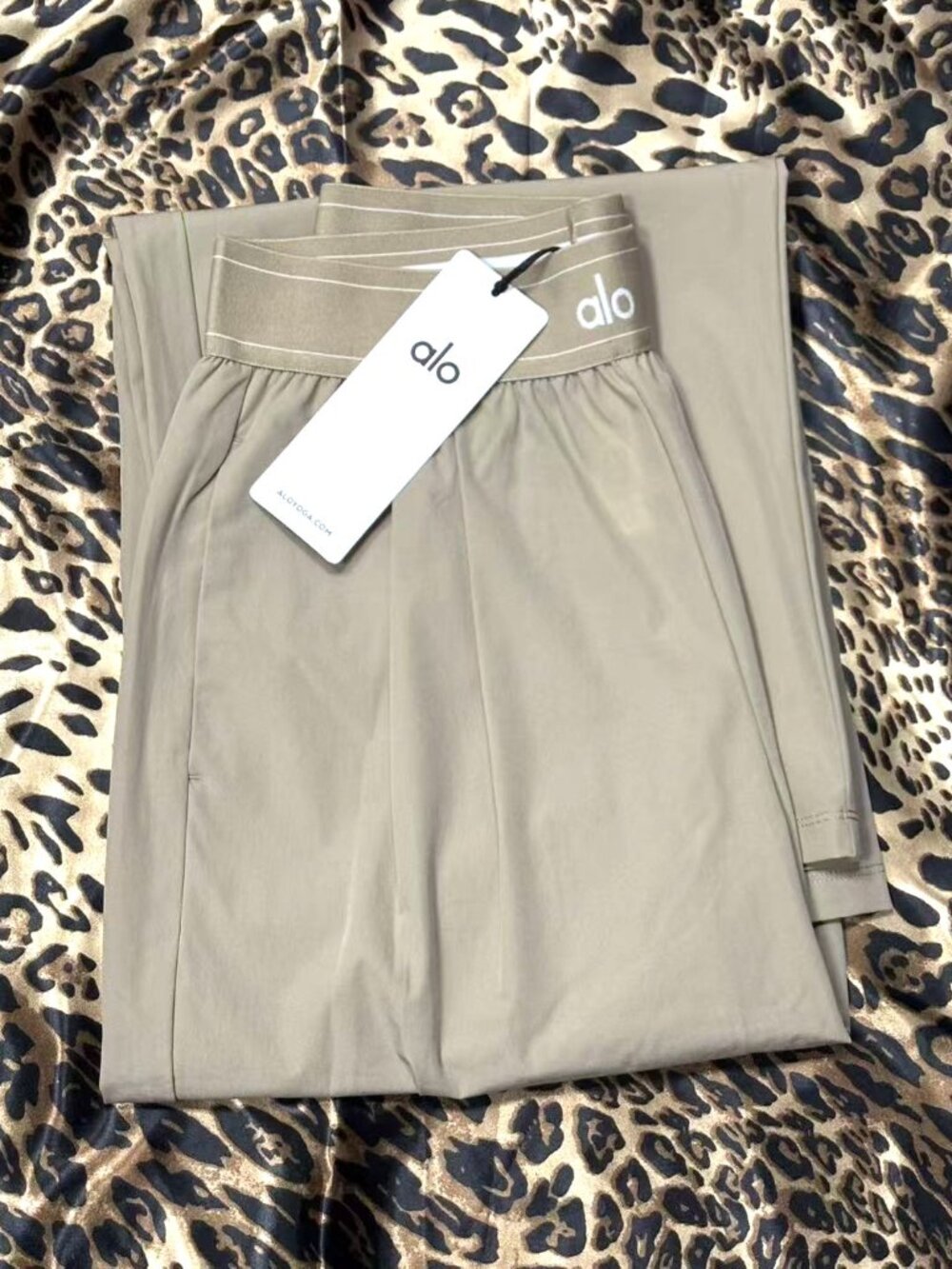 Brand new with tags Alo Yoga Suit Up Trouser Gravel Regular Fit✨ - Picture 7 of 10